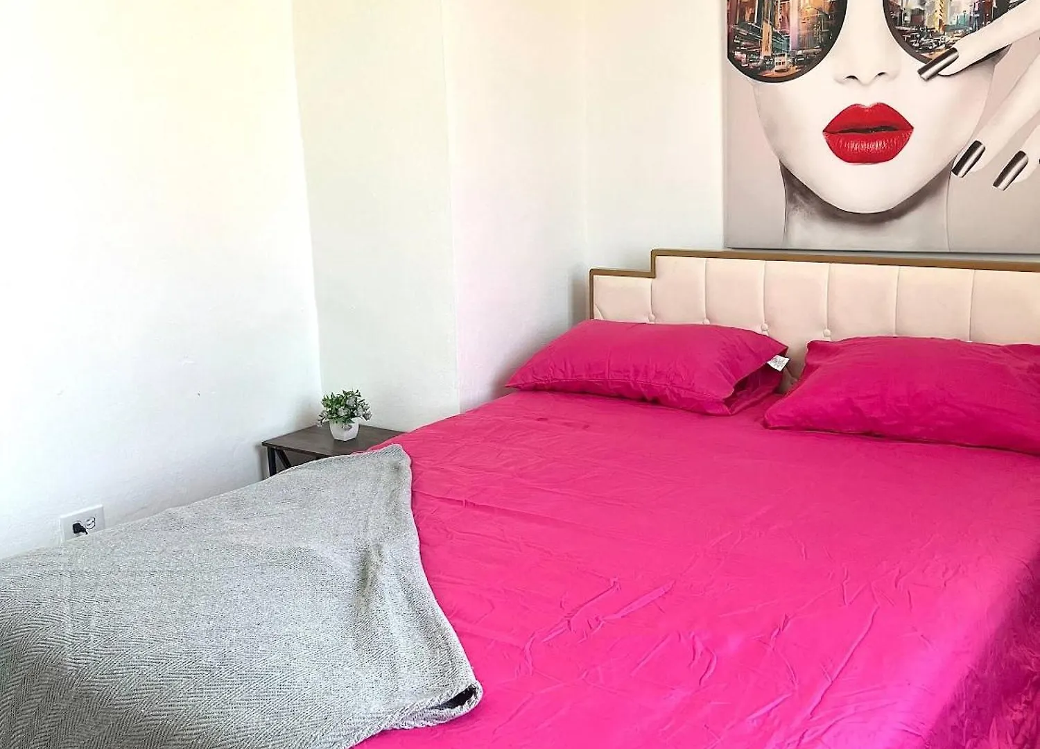 Stylish 2Br W Private Balcony Apartment Carolina